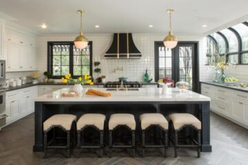 A kitchen room filled with furniture